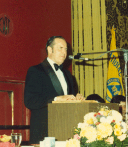 Kenneth Jernigan addresses the 1980 banquet audience.