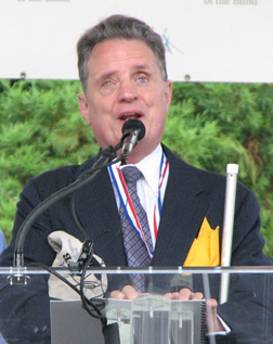 NFB President Marc Maurer addresses the crowd.