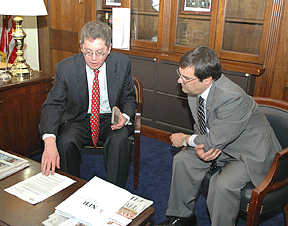 John Par&eacute; demonstrates the knfbReader Mobile to Florida Congressman Gus Billrakis.
