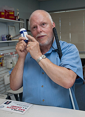 Les Fitzpatrick using a Digital Audio Label on a bottle of medication.
