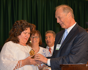 Carol Begay Green accepting the Bolotin Award
