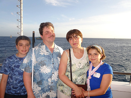 Una foto de la familia LaBarre: Alexander, Scott, Anahit y Karter.