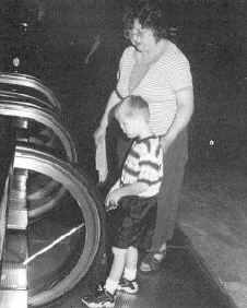 fr99cv13.jpg Diann Foster

watches Peter John try out his escalator cane technique.(19497 bytes)