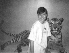Photo of Jamie Weedman and the

tiger. (18071 bytes)