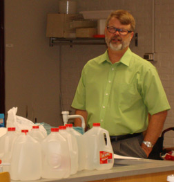 Dave Wohlers (MO), a blind chemist, allows the Youth Slam participants to find their own solutions.