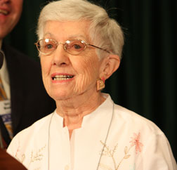 Ruth Bogia of the Princeton Braillists delights the audience as she accepts her Bolotin Award.