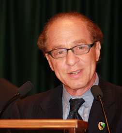 Raymond Kurzweil speaks to the convention
