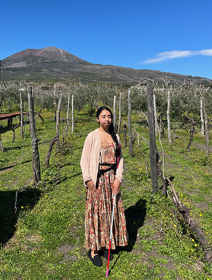 Isabel Rosario stands in a vineyard.