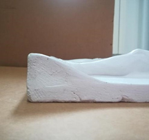 Bas-relief side view detail. Noteworthy is the greater overhang.