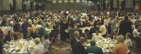 Two  pictures have been fused together to show the entire banquet room, which is filled with Federationists at dinner tables.