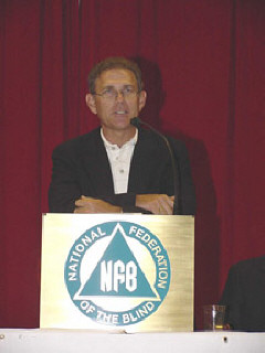 Paul Rogers narrates the race at Galt House Downs.
