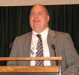 Fred Wurtzel, president of the NFB of Michigan, addresses convention delegates.