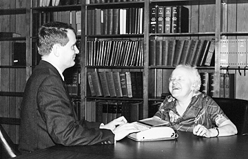 Margaret Warren chats with President Maurer in the fourth floor conference room at the National Center for the Blind in 1989.