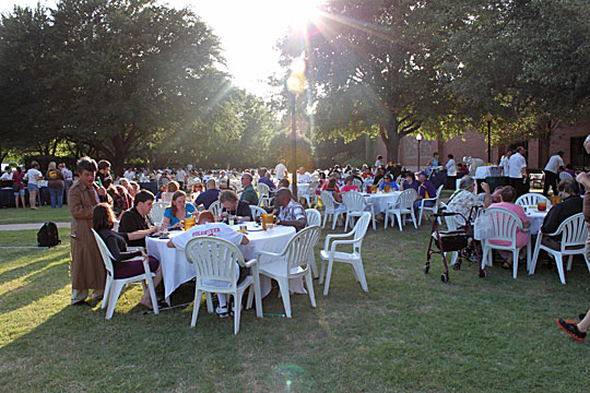 Federationists enjoy a Texas-style barbecue.