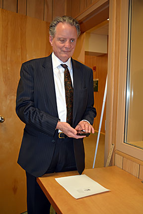 Marc Maurer uses the KNFB Reader with his iPhone.