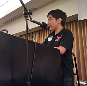 Alex Gamino speaks at the banquet of the 2014 NFB of Illinois Convention.