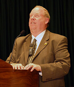 Michael Hingson speaking at the podium.