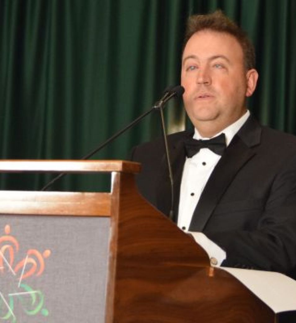 NFB President Mark A. Riccobono delivers the banquet speech at the convention podium.