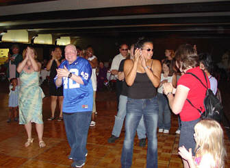 Federationists enjoy themselves on the dance floor.