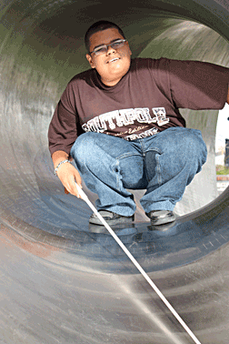 Kemuel P�rez explores a tunnel at the Columbus Center